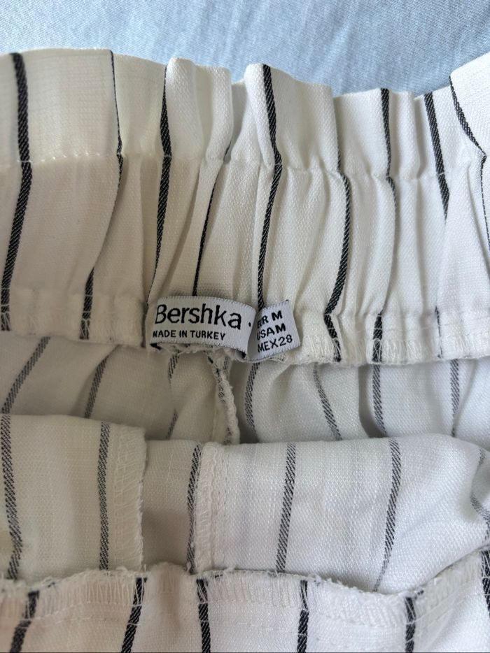 Short taille haute rayé blanc et noir Bershka - photo numéro 2