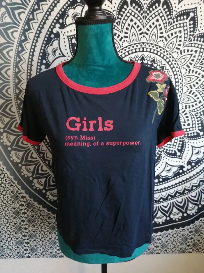 Tee-shirt bleu marine broderie fleur et écrire et détails rouge / sans marque / (M) - photo numéro 2
