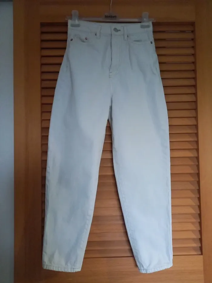 Très joli jeans beige