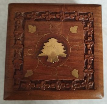 Boîte Mini à Bijoux en bois sculptée incrustation unique sapin et feuilles en laiton