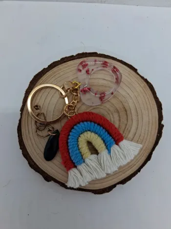 Porte clé coeur fleurs séchées et arc en ciel