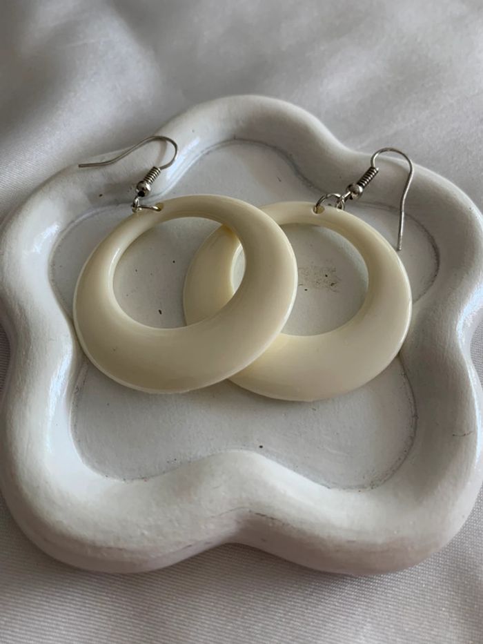 Boucles d’oreilles pendantes rondes blanches années 80 - photo numéro 2