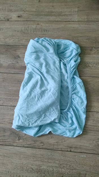 Drap housse bleu. Bon état.