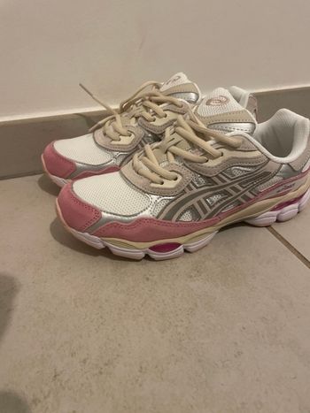 Asics gel rose taille 40 jamais porté 