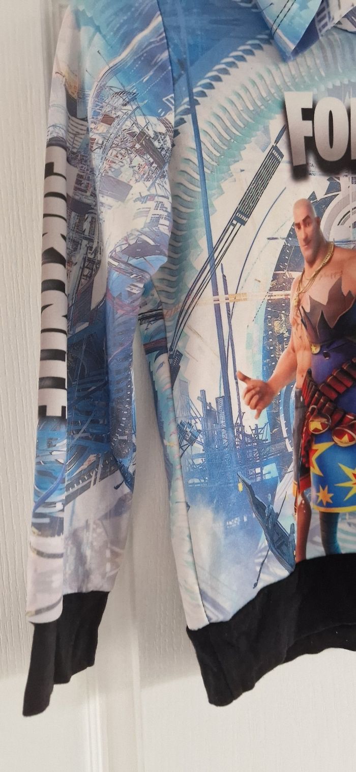 Sweet avec capuche a motif  fortnite Taille 10ans - photo numéro 4
