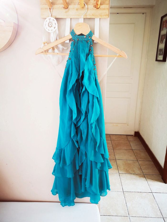 Robe dos nu à volants bleu avec strass