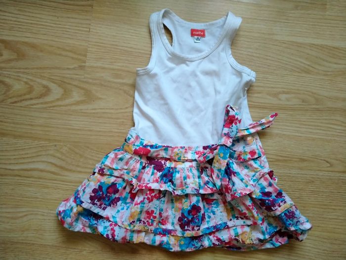 Robe blanche et fleurs. Marèse.
Taille 3 ans - photo numéro 2