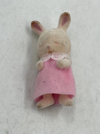 Figurine Sylvanian Families bébé lapin 6 cm Epoch d’enfance