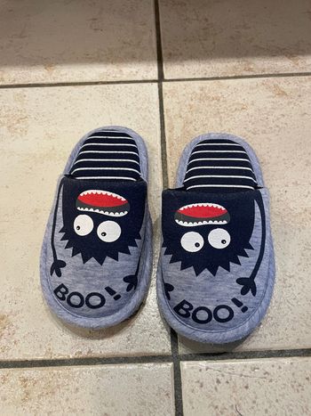 Chaussons taille 28 gris monstres