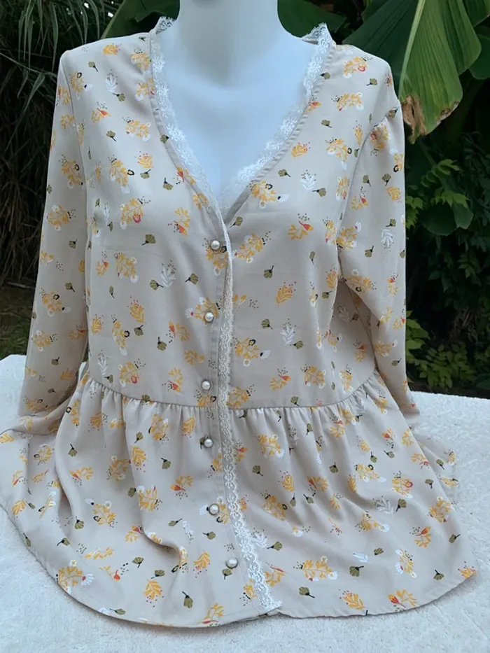 Blouse blanche porte taille 44 -2XL manches longues beige fleuris