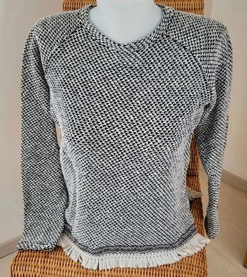 Pull mailles grises et noires avec franges. Bershka. T40