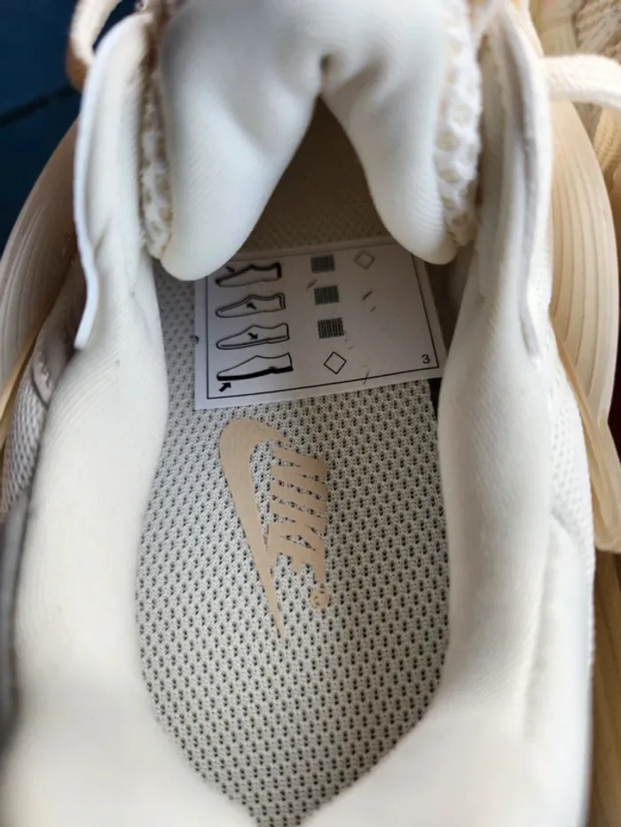 Nike V2K run crème Taille 36,5 neuves mixte - photo numéro 6