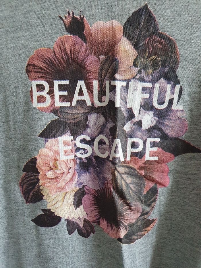 T-shirt gris avec inscription - photo numéro 2