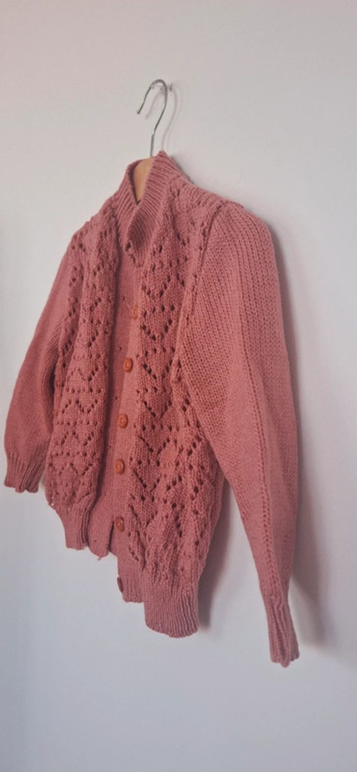 🧶 Gilet ajouré bois de rose – Douceur & style au rendez-vous ! 🌸 - photo numéro 2