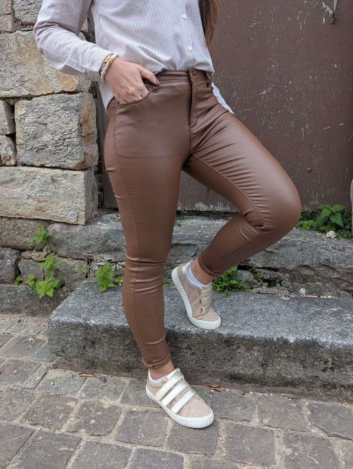 Pantalon huilé Séville marron simili cuir
Taille 34