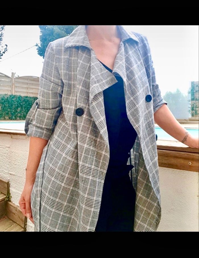 Veste longue Belcci mi-saison non doublée longue ceinturée Prince de Galles Boutonnage fictif Effet peignoir longue et très féminine Carreaux blanc gris noir et très discret rose Étiquetée taille M/L - photo numéro 4