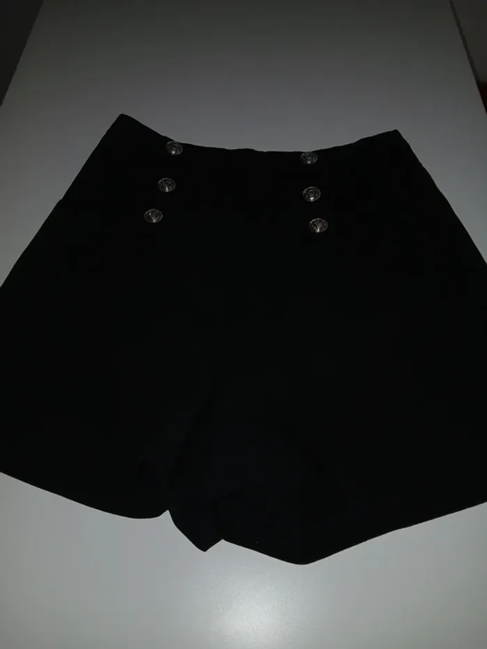 Short noir type officier cache cache