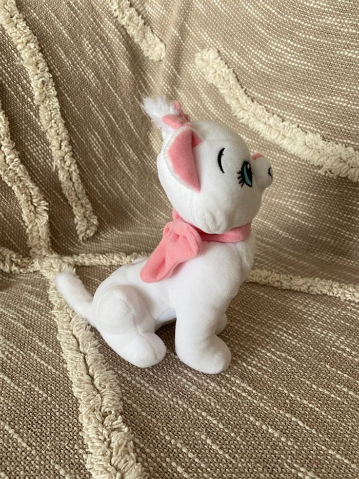 Peluche doudou 20cm Disney les aristochats Marie chat blanc et rose très bon état - photo numéro 2