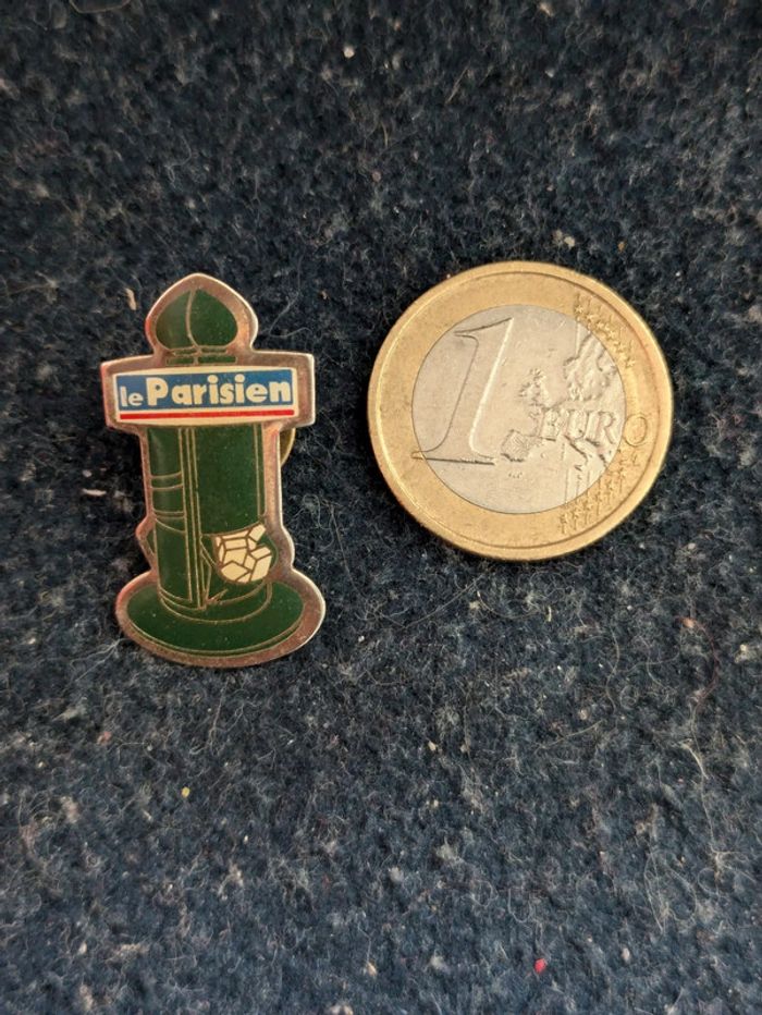 Pins publicitaire journal le Parisien - photo numéro 2