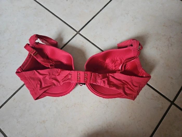 Soutien gorge rouge triumphe 90d - photo numéro 2