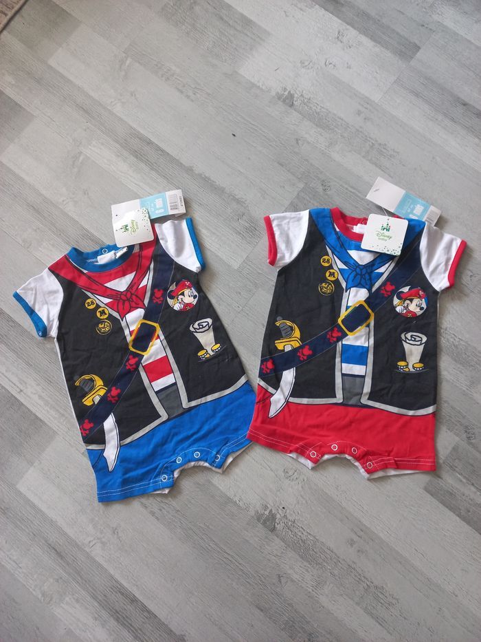 Lot de 2 bodies 6 mois mickey neuf