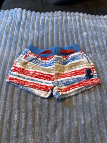 Short bleu