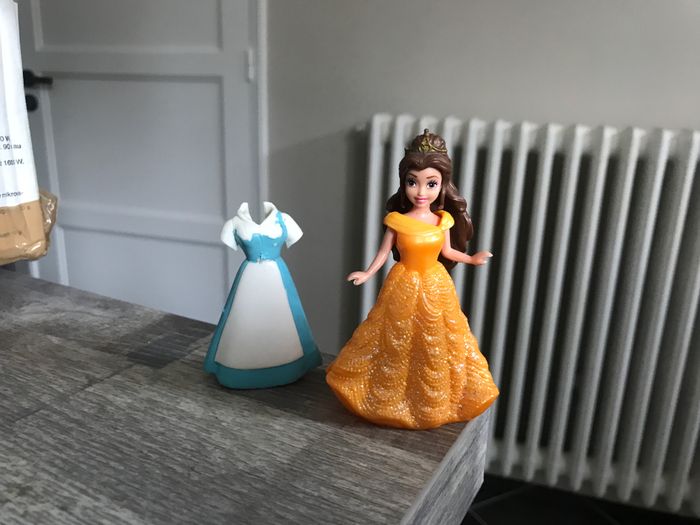 Figurine mini poupée la belle et la bete