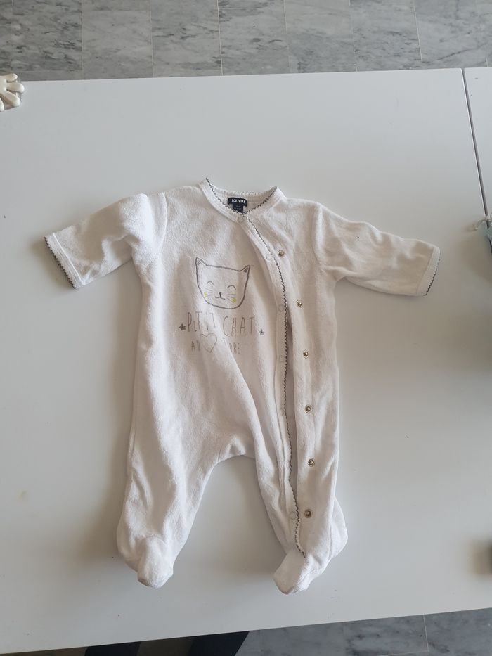 A vendre 2 pyjamas bébé fille taille 3 mois - photo numéro 2