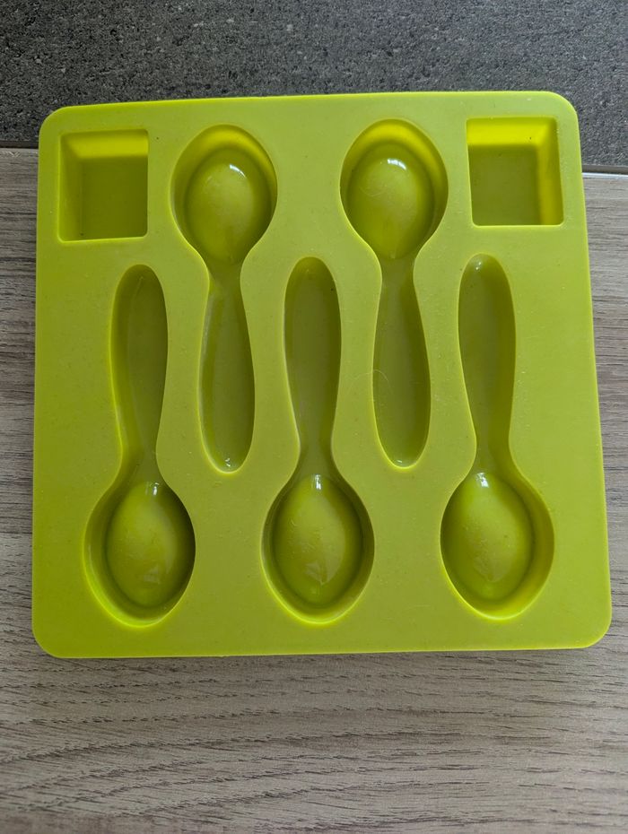 Vend moule pour réaliser des chocolats en forme de cuillère
Tbe