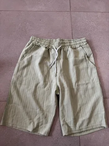 Short vert clair taille S, très bon état