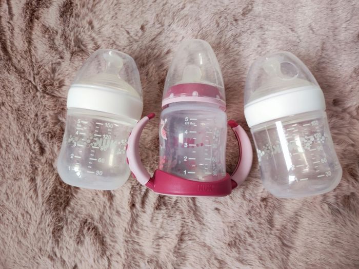 2 biberons Nuk et 1 tasse