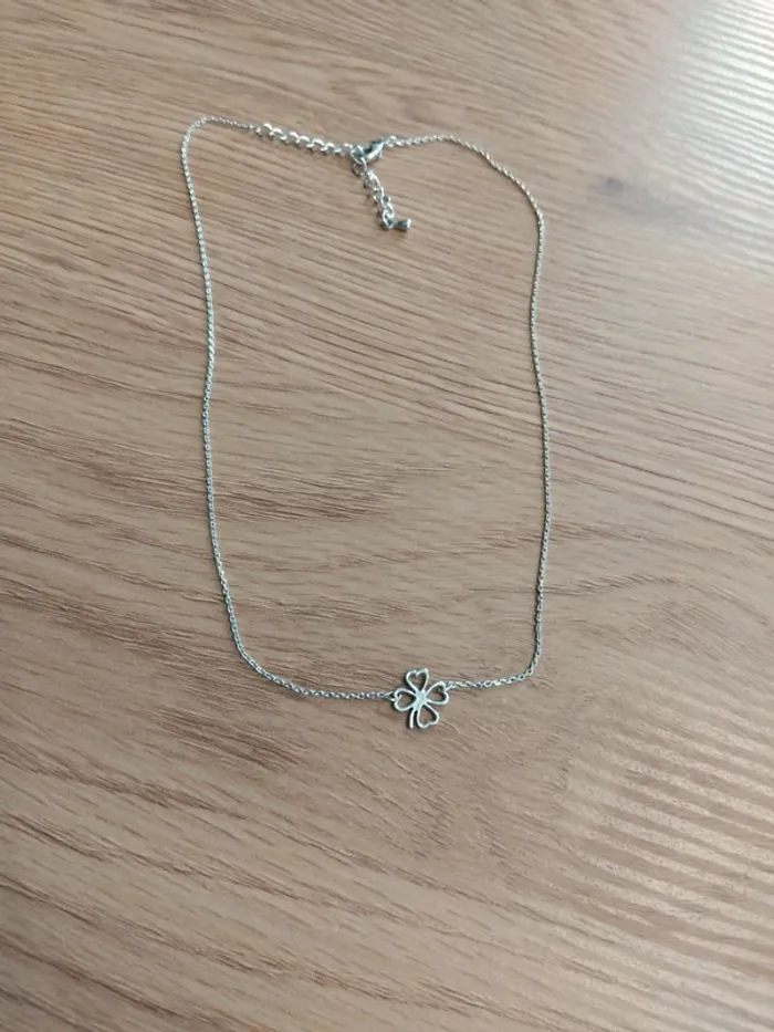 Collier argenté trèfle