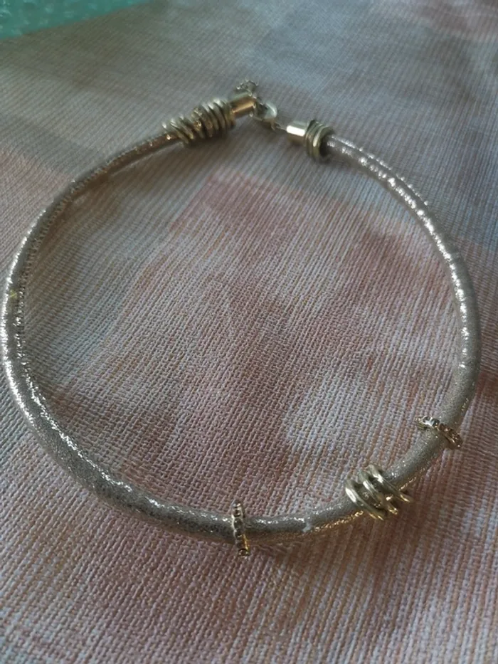 Joli collier de pacotille.