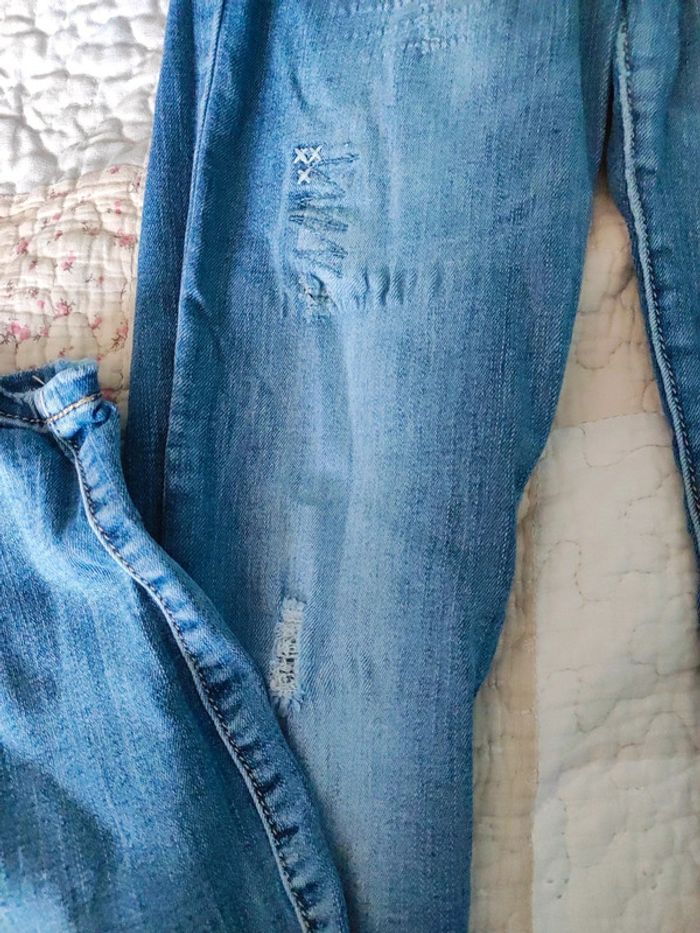 Très beau jeans effet troué - photo numéro 2