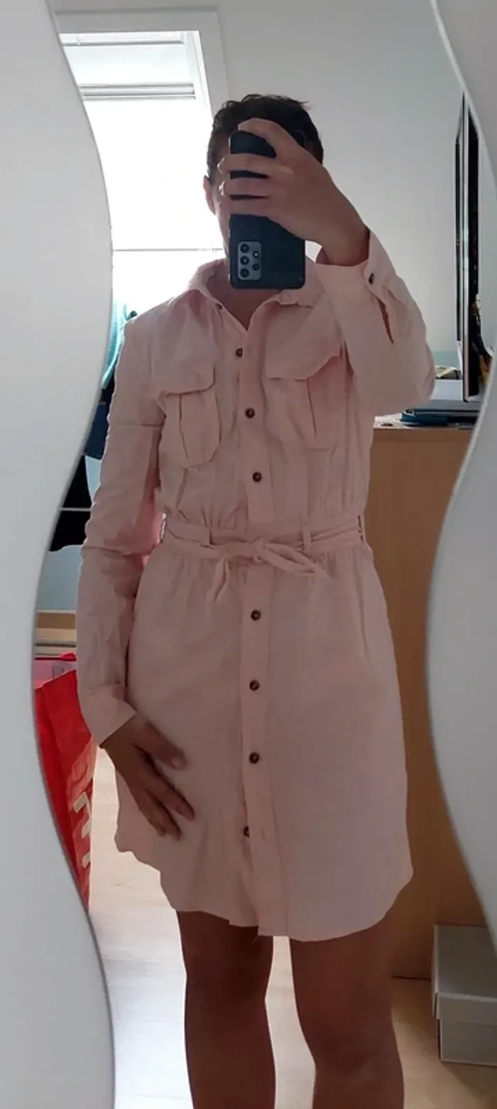 Jolie robe chemise rose pour l'été