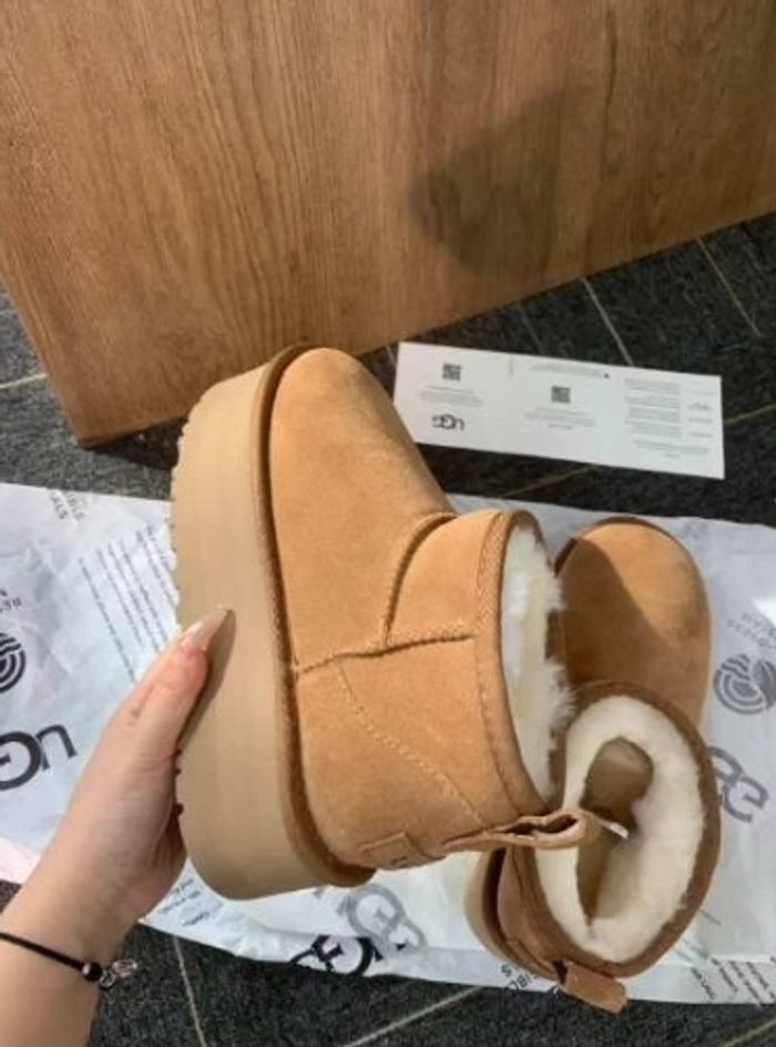 Bottes de neige UGG à talons hauts, pointure 39