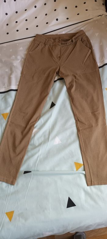 Pantalon beige à petits motifs