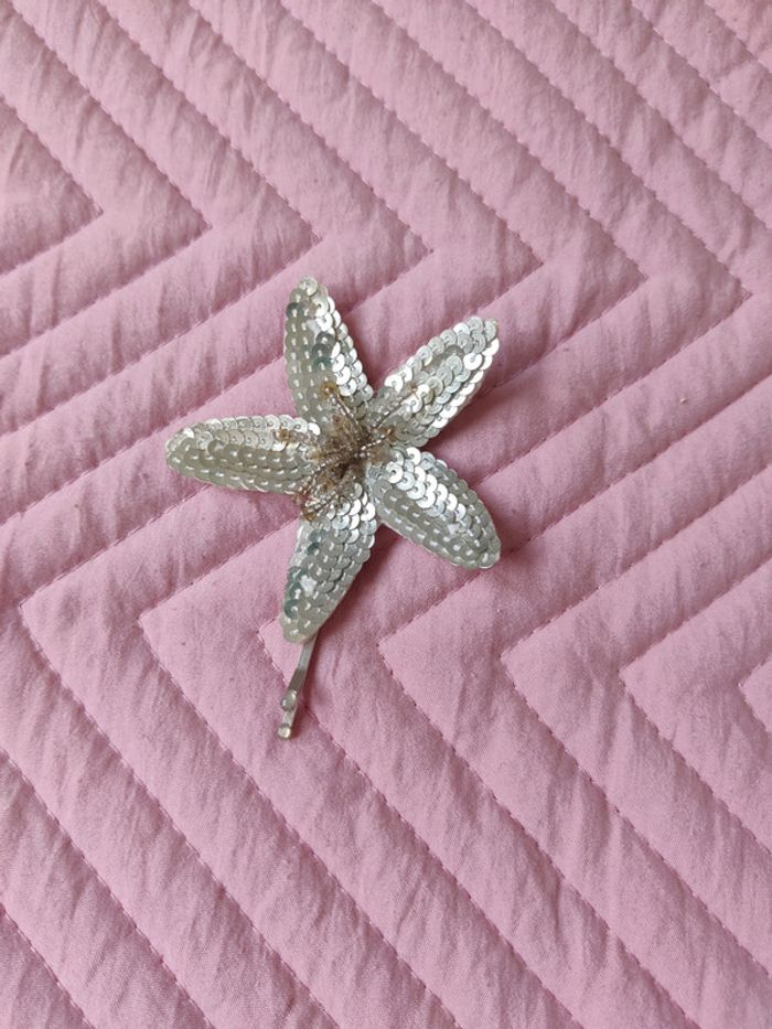 Originale barrette fleur à sequins
