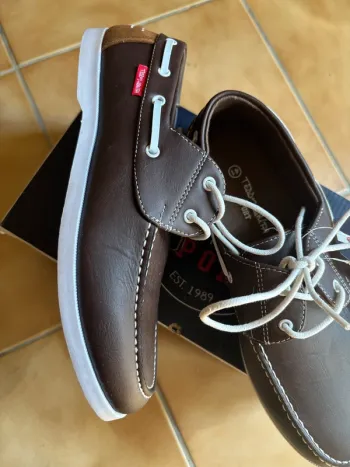 Jolie paire de chaussures bateau Teddy Smith T. 41 neuves