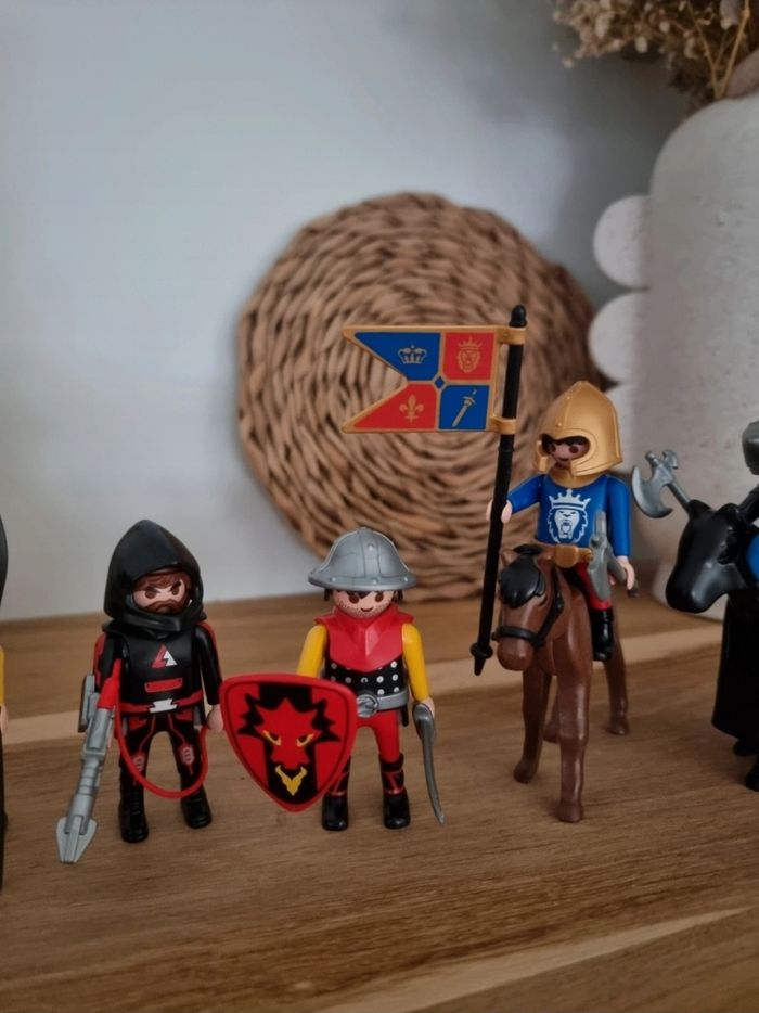 Lot de chevaliers 
+ accessoires 
Playmobil 
Très bon état - photo numéro 4