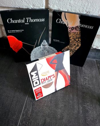 2 paire de bas Chantal Thomass blanc mariage et chocolat .1 collant dim taille 1