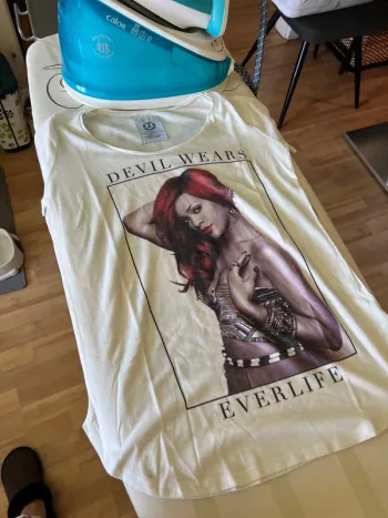 T-shirt Rihanna