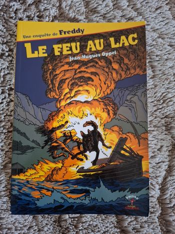 Livre Le feu au lac de Jean-Hugues Oppel en très bon état 