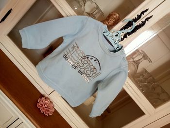 Sweat garçon Domyos bleu ciel très bon état taille 12 mois