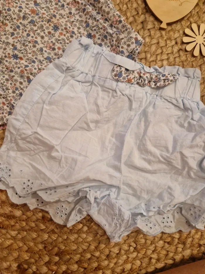 Ensemble blouse, short et bob fleurie bleu kiabi bébé fille 18mois - photo numéro 2