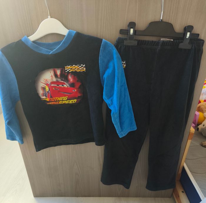 Pyjamas deux piècesCars Pyjamas deux pièces
🏁 Ensemble pyjama / tenue détente Cars – 4/5 ans 🏁 - photo numéro 2
