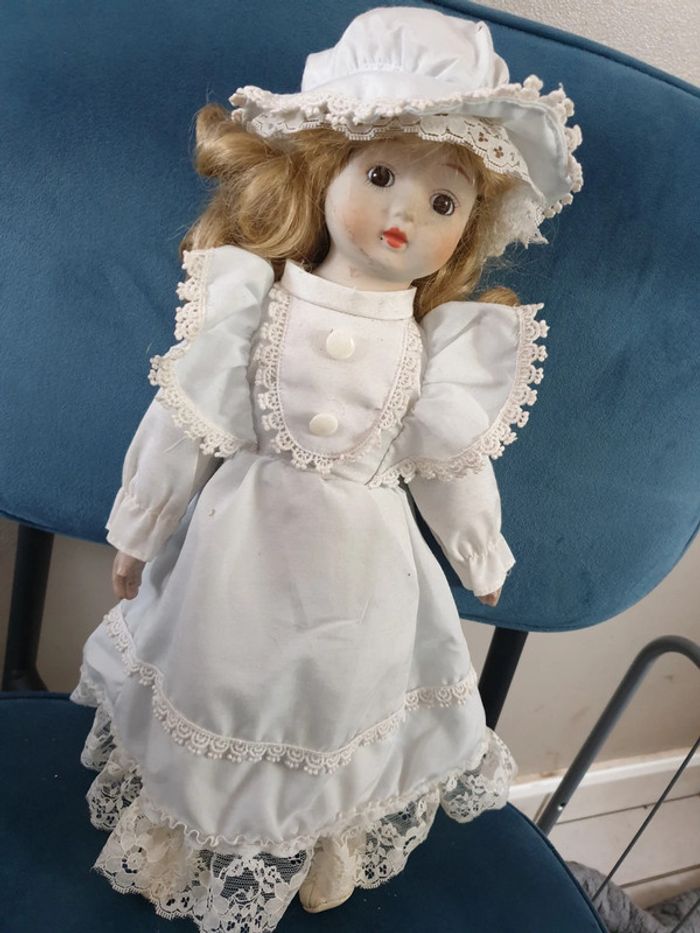 Poupée en porcelaine - photo numéro 2