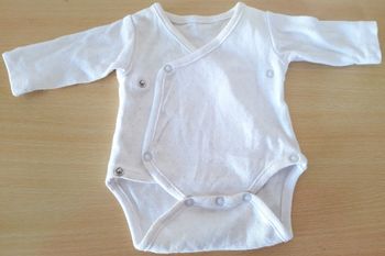 Ensemble body prématuré taille 00 + bavoir DPAM