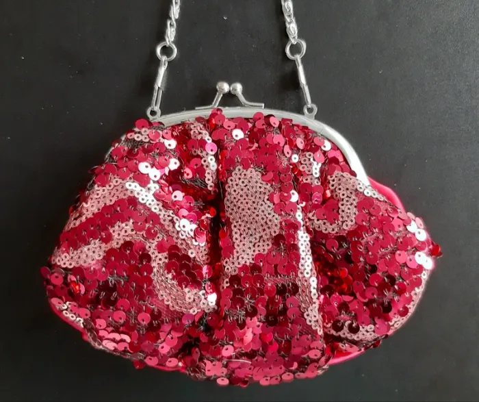 Adorable petite pochette de soirée rétro en satin et paillettes couleur framboise - photo numéro 3