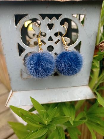 Boucles d'oreilles pompons bleu marine